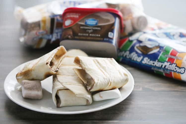 Need something new to make on the grill? Try this delicious grilled s'mores dessert burrito! Quick, easy and great for the whole family!