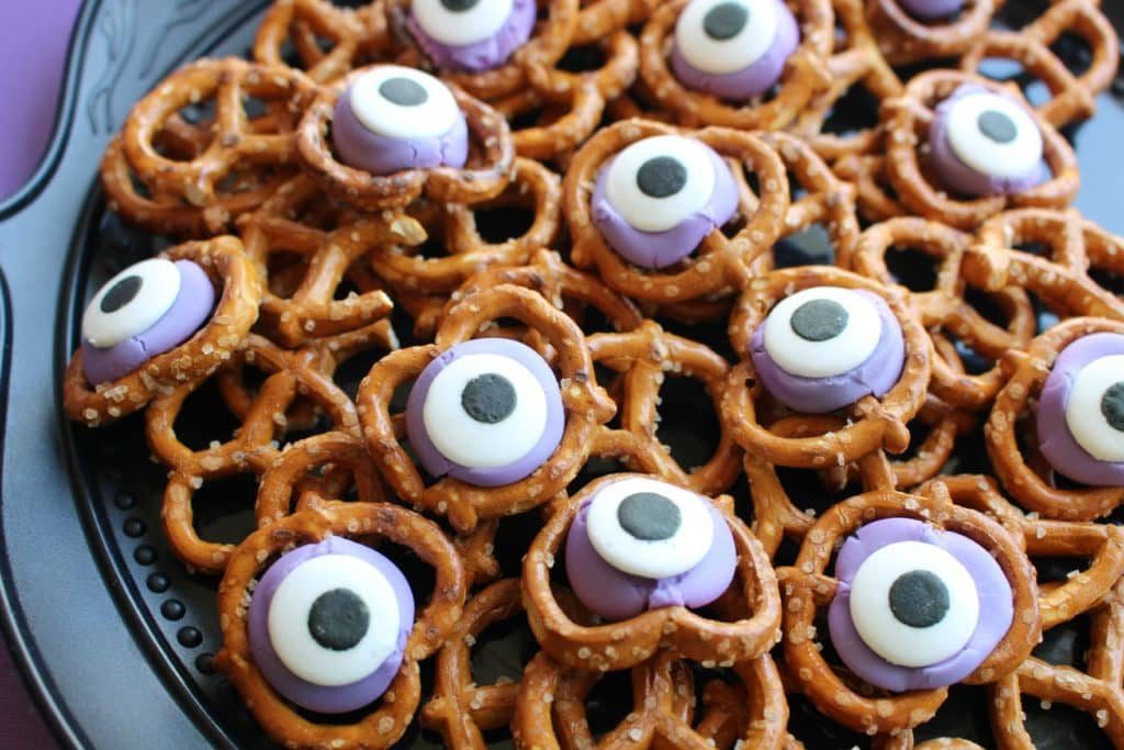 Monster Eyes Treat - a deliciously easy sweet and salty halloween snack that's perfect those scary movies nights! Fun to make with the whole family, too!