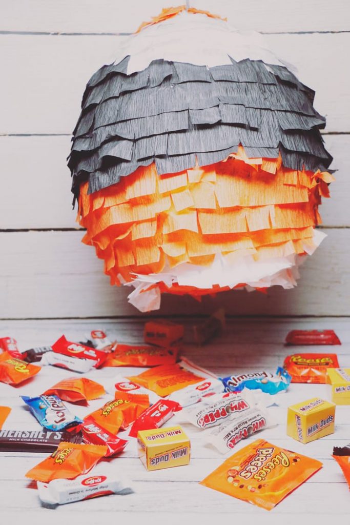 Get ready for your next Halloween party with this easy to make Halloween Piñata DIY! Fill it with your favorite candy and have fun with the whole family!