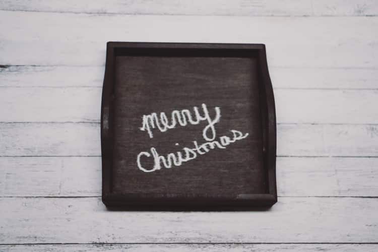 Need to change up your holiday decor? You've got to make this christmas tray or chalkboard tray diy! So easy and perfect for the holidays!