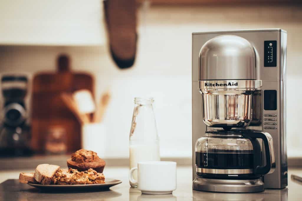 Not sure what to get the coffee junkies in your life? This Gift Guide for Coffee Lovers has you covered! From coffee makers to mugs to home decor + more!