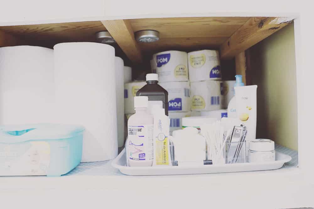 https://birdseyemeeple.com/wp-content/uploads/2016/03/Organized-Bathroom-Cabinet-Tray.jpg