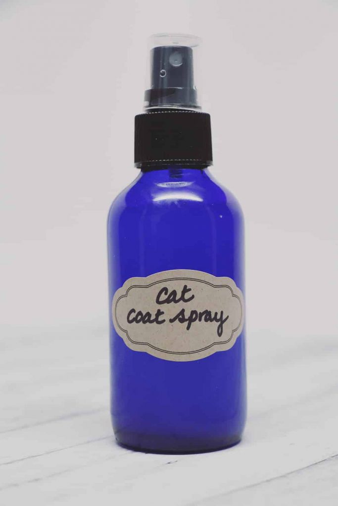 You can easily keep your house smelling fresh with cats with a few simple steps and this easy to make cat coat spray DIY!