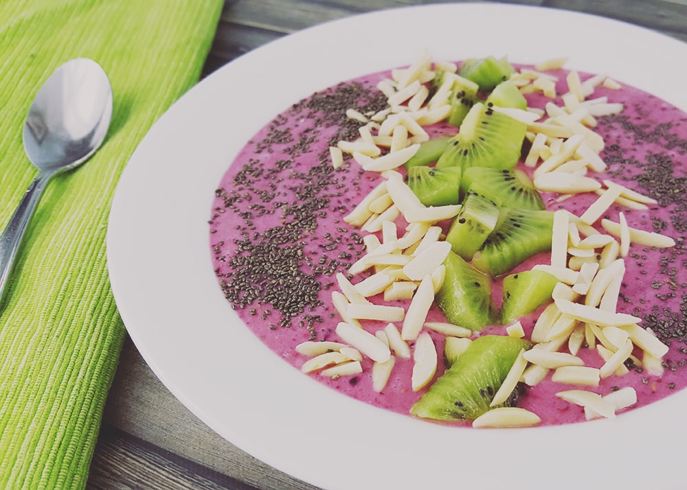 This blueberry raspberry smoothie bowl is packed with great flavor and bright colors! Have it for breakfast, a mid-day snack or even dessert!