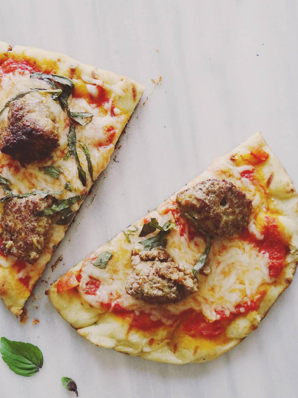 This meatball marinara naan flatbread is the perfect lighter, fresher substitution to a meatball marinara sub. Perfect for the hot Summer months!