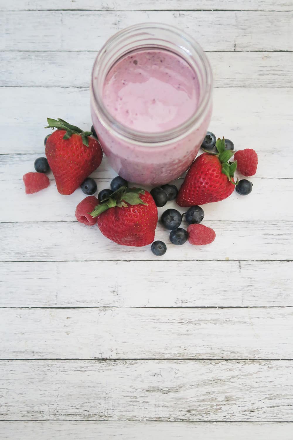 mixed berry smoothie recipe with yogurt