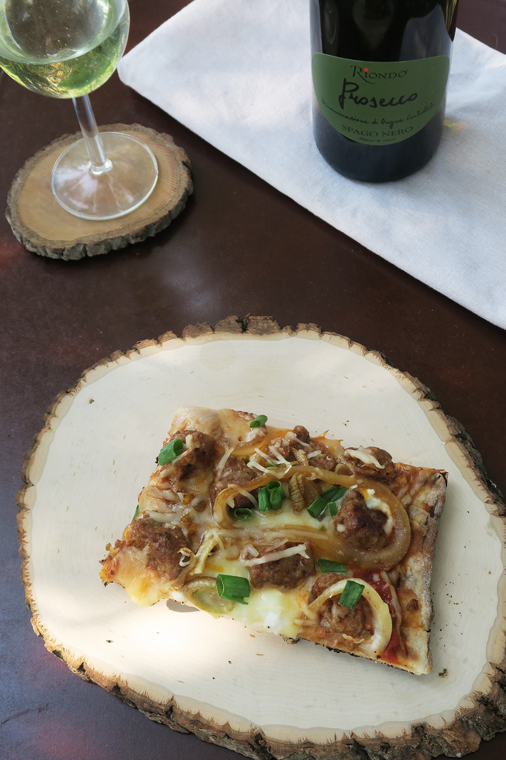 https://birdseyemeeple.com/wp-content/uploads/2017/08/Sausage-Fennel-Onion-Grilled-Pizza-Pizza-with-Wine.jpg