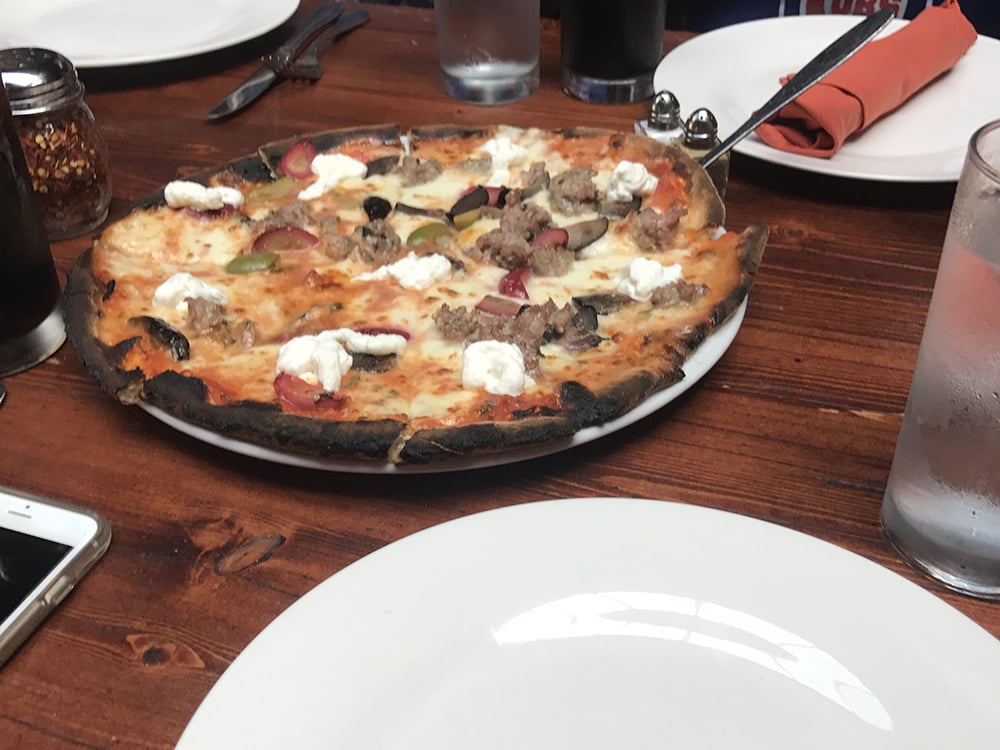 Looking for a great option to treat yo self or someone else to an amazing experience? Give the gift of Tinggly and make someone's day! And then be sure to check out this Chicago Pizza Tour because it was ahhhmazing! #Chicago #VisitChicago #ChicagoPizza