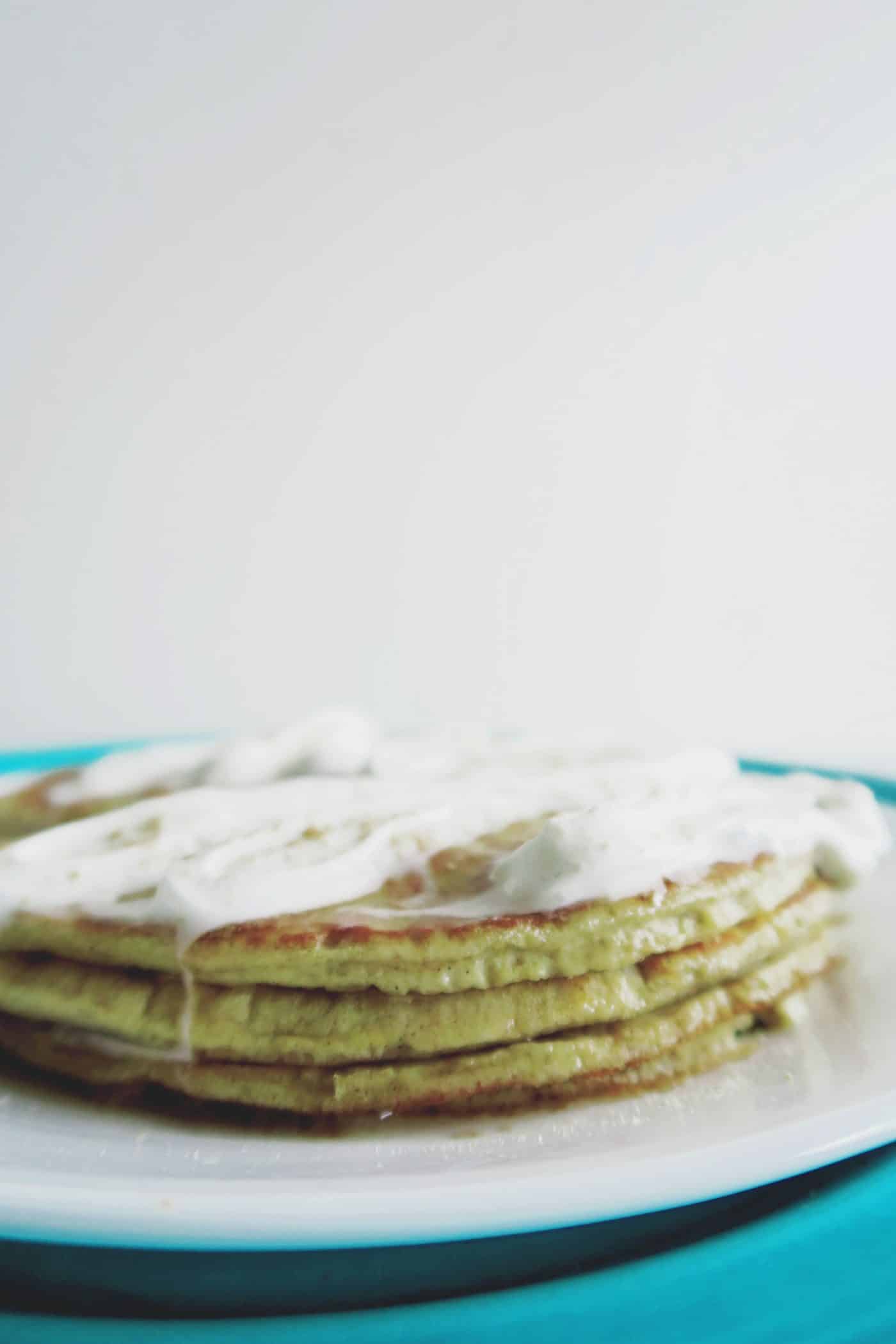 Bland breakfasts are boring. And weekday mornings go by waaaay too fast to really enjoy the meal as a family. So if you're looking for an easy weekend family breakfast, these cream cheese pancakes are a must!