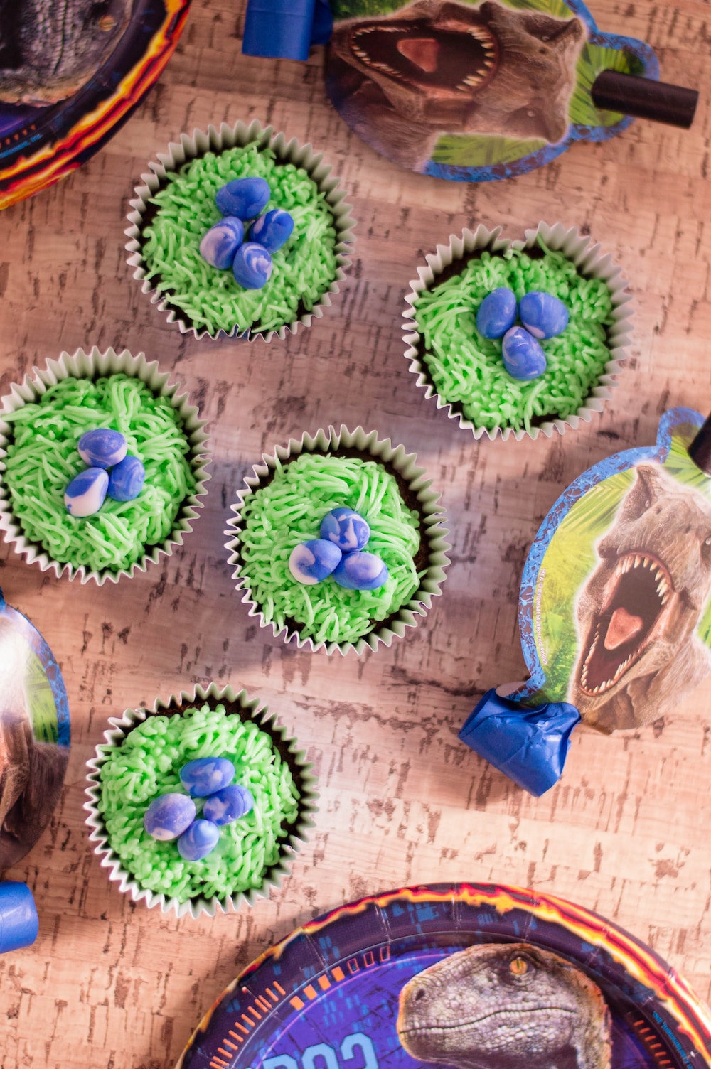 Looking for a dinomite addition to your next dinosaur party? You can't miss these deliciously easy dinosaur cupcakes with eggs!