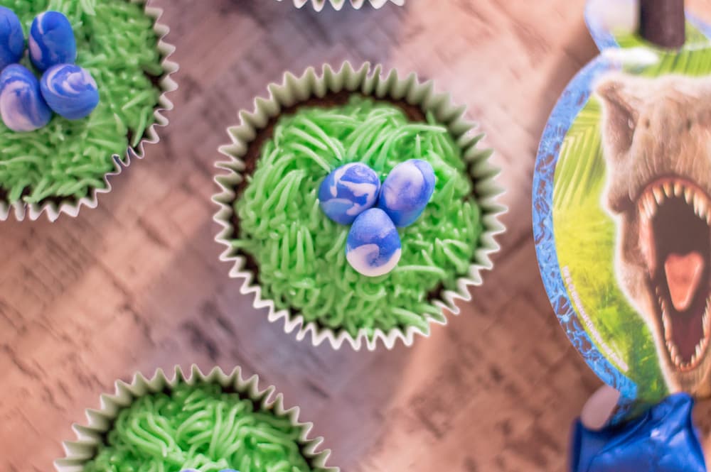Looking for a dinomite addition to your next dinosaur party? You can't miss these deliciously easy dinosaur cupcakes with eggs!