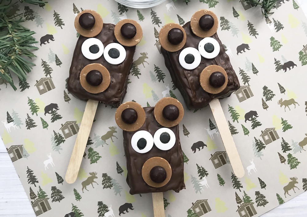 This super simple bear dessert is crispy, chocolatey and peanut buttery - it doesn't get much better than that! Your whole family will want to make (and eat!) these cute Brown Bear Rice Krispie treats on a stick. #DessertOnAStick #BearDessert #ForestFood #ForestParty #RiceKrispie #RiceKrispieTreat #BearFood #ChocolatePeanutButter