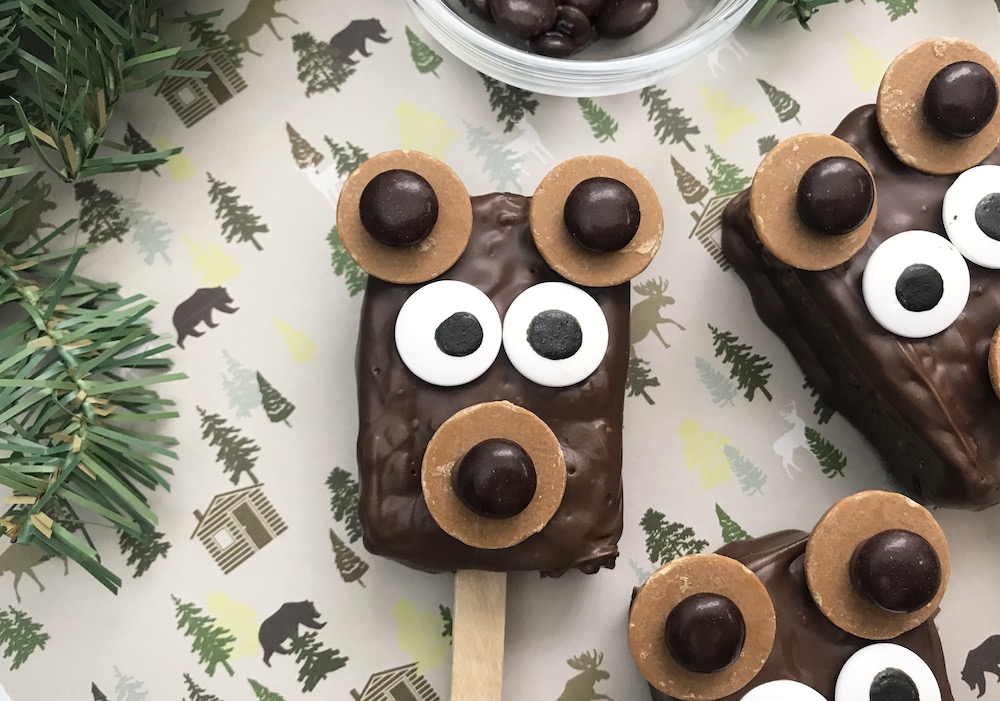 This super simple bear dessert is crispy, chocolatey and peanut buttery - it doesn't get much better than that! Your whole family will want to make (and eat!) these cute Brown Bear Rice Krispie treats on a stick. #DessertOnAStick #BearDessert #ForestFood #ForestParty #RiceKrispie #RiceKrispieTreat #BearFood #ChocolatePeanutButter